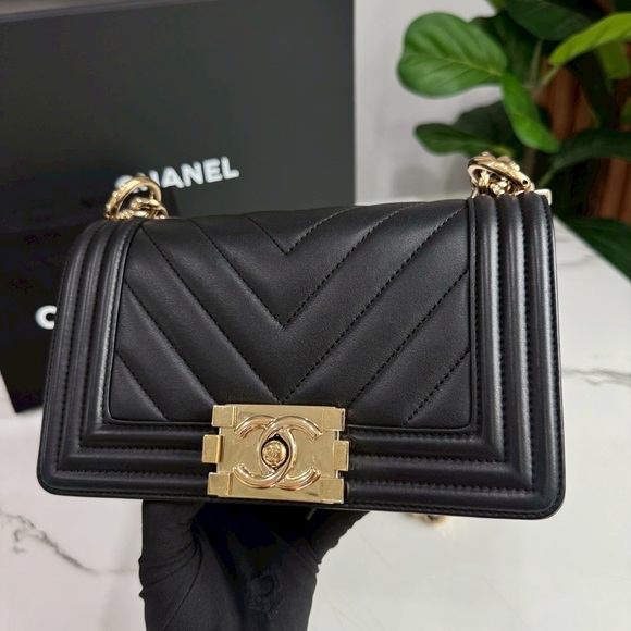 Chanel Black Quilted Leather Shoulder Bag - Picture 7 of 16